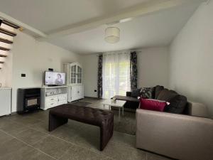 uma sala de estar com um sofá e uma televisão em Matesevo Home em Mateševo