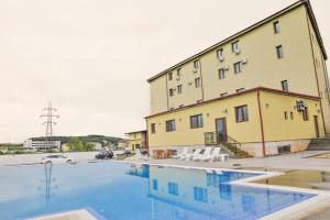 The swimming pool at or close to Hotel Abi