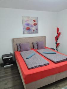 een bed met twee kussens erop bij Apartmani Villas in Visoko