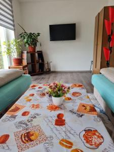 een woonkamer met een tafel met bloemen erop bij Apartmani Villas in Visoko