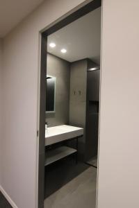 uma casa de banho com um lavatório e um espelho em Boutique Hotel Adelar em Tirana