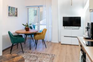 a kitchen and dining room with a table and chairs at Cris Apartments in Târgu-Mureş