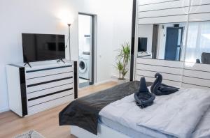 two birds sitting on a bed in a bedroom at Cris Apartments in Târgu-Mureş