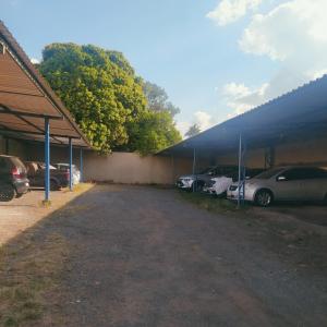 um grupo de carros estacionados numa garagem em Quarto privativo no centro 01 em Itapira