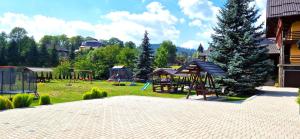 胡摩爾修道院的住宿－Bukovina Blue，公园设有游乐场