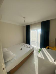- une petite chambre avec un lit et une fenêtre dans l'établissement KARTALKAYA APART OTEL, à Antalya