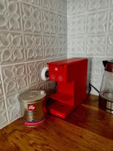 Una cafetera roja colocada encima de un mostrador en Juveliera apartamenti, en Kuldīga