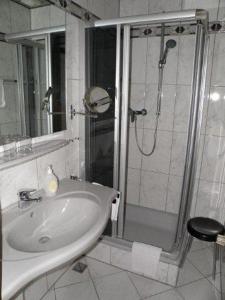 a bathroom with a sink and a shower at Hotel Borger in Frankfurt/Main