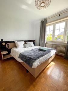 1 dormitorio con cama grande y ventana grande en Gîte forêts et lacs, en Puttelange-aux-Lacs