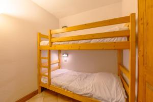 1 dormitorio con 2 literas en una habitación en Résidence Le Cristal - Mont Blanc 6 - Happy Rentals, en Chamonix-Mont-Blanc