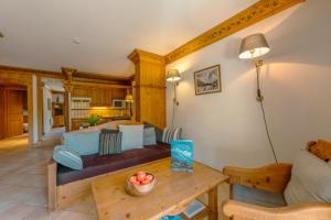 sala de estar con sofá y mesa en Résidence Le Cristal - Mont Blanc 6 - Happy Rentals, en Chamonix-Mont-Blanc