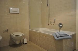a bathroom with a tub and a toilet and a shower at Casa dei Mercanti in Verona