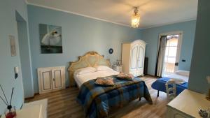 1 dormitorio con 1 cama en una habitación con paredes azules en B&B Villa Botto, en Cossato