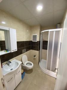 La salle de bains est pourvue de toilettes, d'une douche et d'un lavabo. dans l'établissement KARTALKAYA APART OTEL, à Antalya