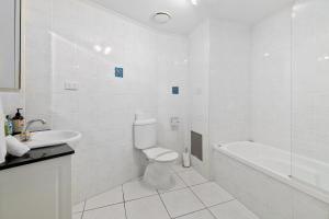 Koupelna v ubytování Elegant 3BR Cairns Esplanade Apartment with Pool