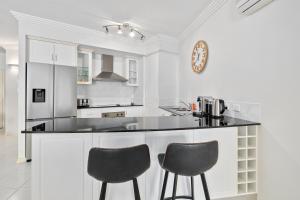 Kuchyň nebo kuchyňský kout v ubytování Elegant 3BR Cairns Esplanade Apartment with Pool