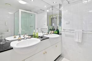Koupelna v ubytování Elegant 3BR Cairns Esplanade Apartment with Pool