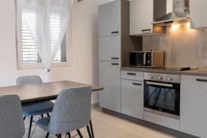 Imagen de la galería de The Plaza Ground Floor Apartments, en Prizba