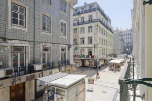 Blick auf eine Stadtstraße mit Gebäuden in der Unterkunft Feel Lisbon B&B in Lissabon