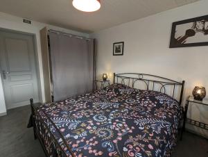 una camera con un letto con una coperta colorata di Gîte Le P'tit Chez Nous a La Rochefoucauld