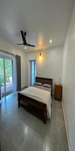 Un dormitorio con una cama grande y una ventana en Thondiyar Estate Bungalow by LexStays, en Thekkady