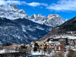 une ville dans les montagnes avec des montagnes enneigées dans l'établissement Monolocale a Molveno, à Molveno 15 autres photos
