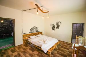 Un dormitorio con una cama y una pared con caballos. en Petra NefNaf Hostel, en Wadi Musa