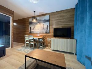 Una sala de estar con una mesa de comedor y un televisor. en Superior Baltea 2 rooms, 1 bedroom, Beach 800m, Air Condition! Terrace, en Gdansk 19 fotos más