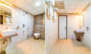 パトナーにあるFabHotel SVRの洗面台とトイレ付きのバスルームの写真2枚