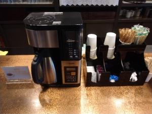 una cafetera en la parte superior de un mostrador en Kitami Daiichi Hotel, en Kitami