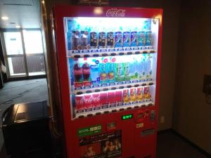 - un distributeur de soda de cocacola avec des bouteilles de soda dans l'établissement Kitami Daiichi Hotel, à Kitami