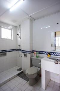 y baño con aseo y lavamanos. en MyRehat Puncak Anthenauem 3 Bedroom, en Kuala Lumpur