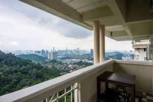 balcón con vistas a la ciudad en MyRehat Puncak Anthenauem 3 Bedroom, en Kuala Lumpur