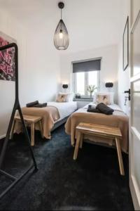 1 dormitorio con 2 camas y mesa. en Cozy 2-bedroom apartment en Ámsterdam