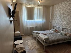 クラヨーヴァにあるPensiunea exoticのベッドルーム1室(ベッド2台、窓付)