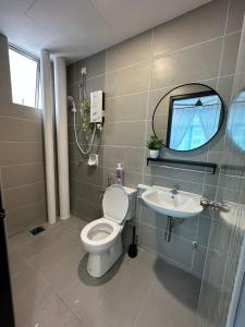 een badkamer met een toilet en een wastafel bij SKYLoveHomestay in Ipoh
