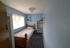 a small bedroom with a bed and a window at Homely Home in Buckinghamshire