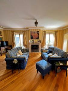 uma sala de estar com dois sofás e uma lareira em Villa RIDERS CUP em Monterotondo