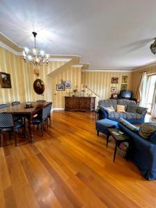 uma sala de estar com um sofá azul e uma mesa em Villa RIDERS CUP em Monterotondo