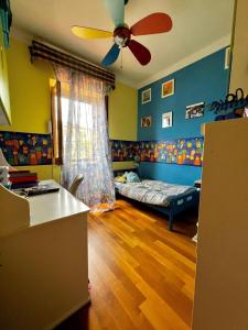 um quarto com uma cama e uma ventoinha de tecto em Villa RIDERS CUP em Monterotondo