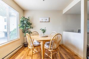 シアトルにあるBeautiful and cozy one bedroom apartment -WiFi, BBQ, Patio, Dog park, close to Greenlake and Northgateのテーブルと椅子のあるダイニングルーム +14枚の写真