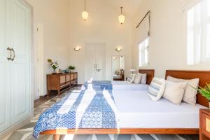 a bedroom with two beds in a room at LohonoStays Silvio Villa A in Vagator