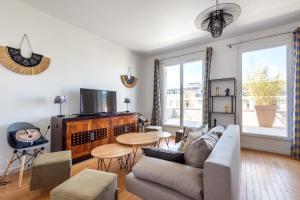 un soggiorno con divano e tavolo di Luxe Penthouse for 6 - Fairytale Factory a Bussy-Saint-Georges