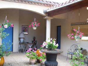 Patio nebo venkovní prostory v ubytování Domaine de Granval Chambres d'Hôtes