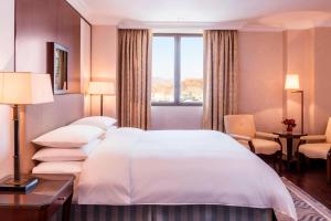 Letto o letti in una camera di Sheraton Oman Hotel