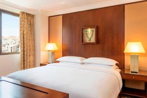Letto o letti in una camera di Sheraton Oman Hotel