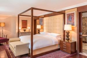 Letto o letti in una camera di Sheraton Oman Hotel