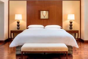 Letto o letti in una camera di Sheraton Oman Hotel