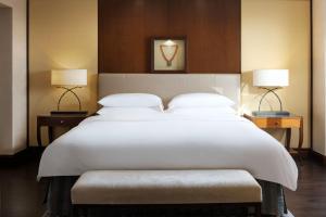 Letto o letti in una camera di Sheraton Oman Hotel