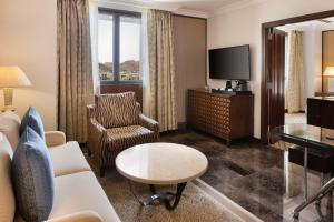 TV o dispositivi per l'intrattenimento presso Sheraton Oman Hotel